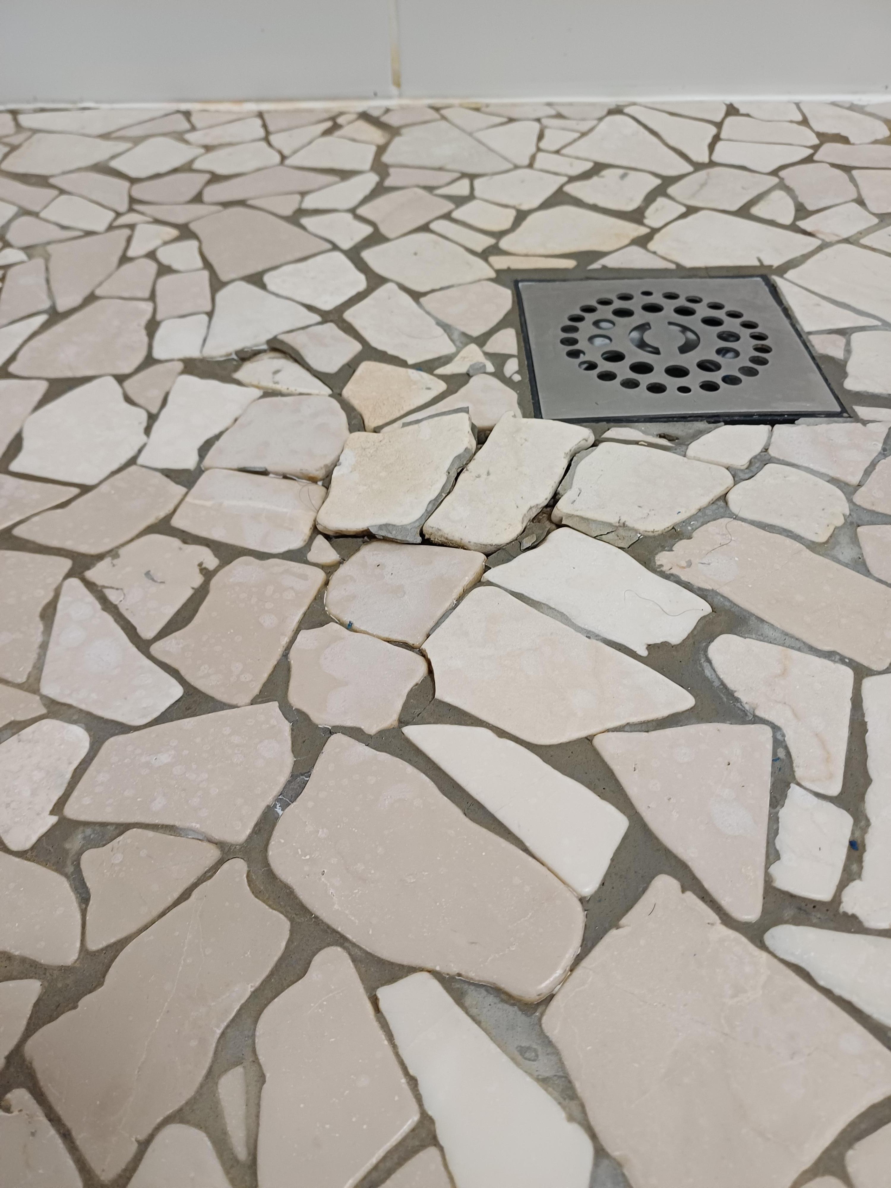 syphon de la douche plus haut que le sol