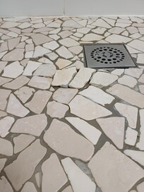 syphon de la douche plus haut que le sol