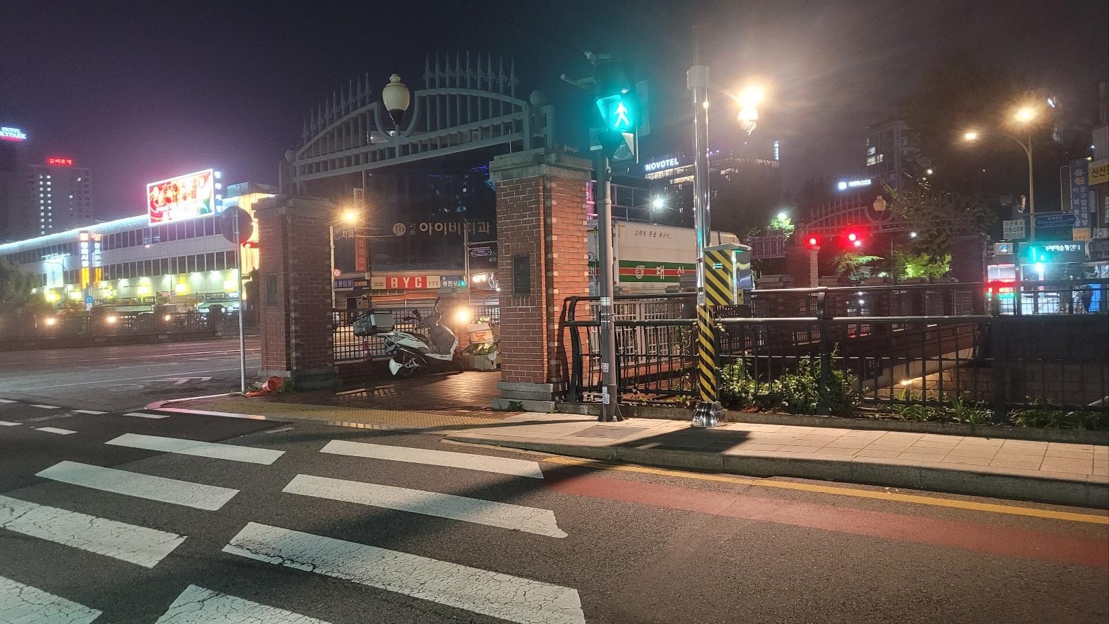 这里是清溪川，我一到这里，心里就莫名地一阵激动