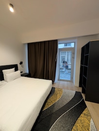 Vis a vis sur la rue depuis la seule ouverture de la chambre.
