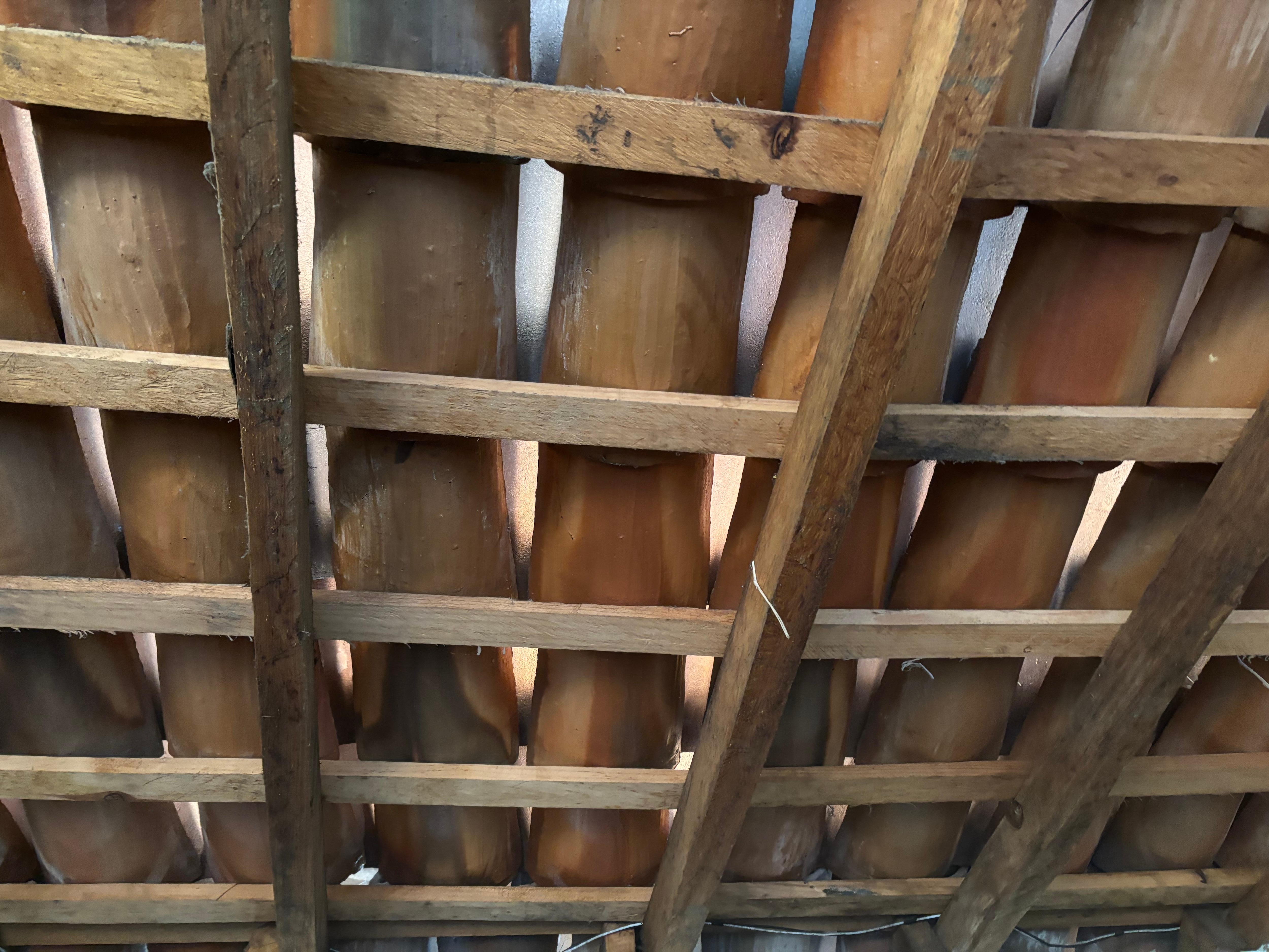 El tejado de la habitación no está bien terminado. Nos despertaron porque el agua que arrojaban nos salpicó. 