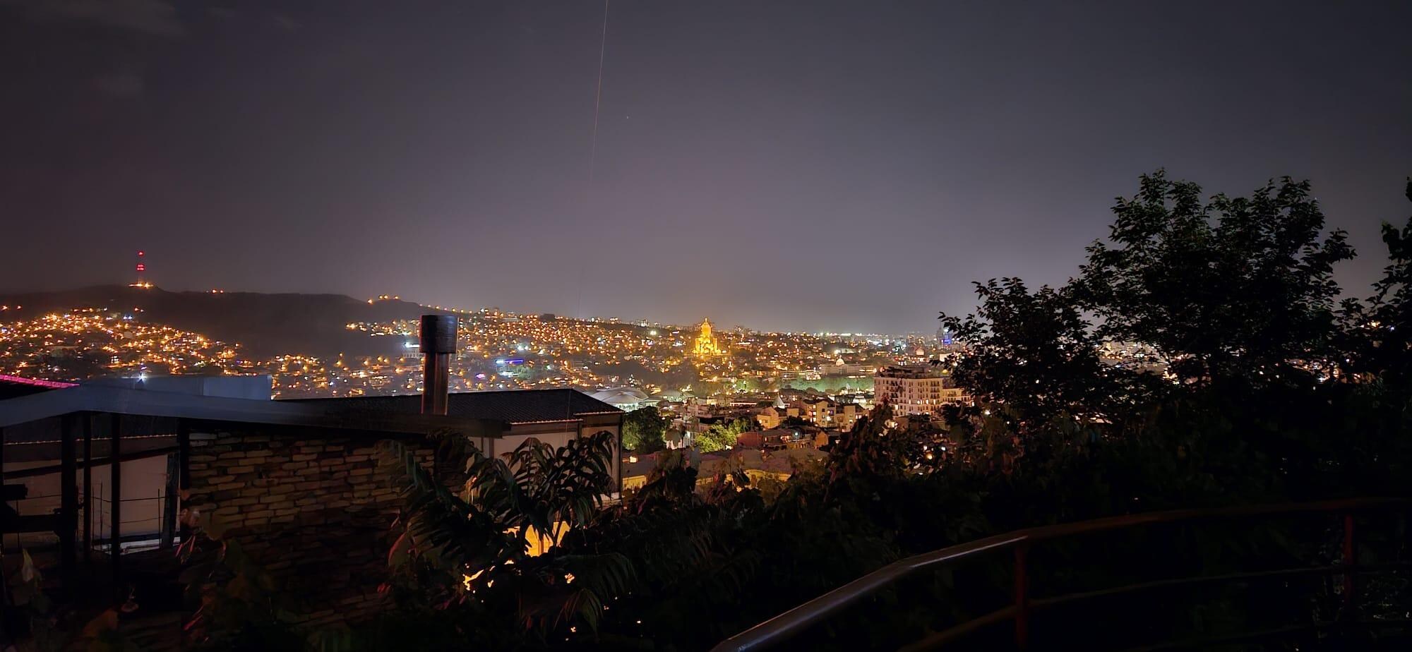 Blick von unserem Balkon bei Nacht.