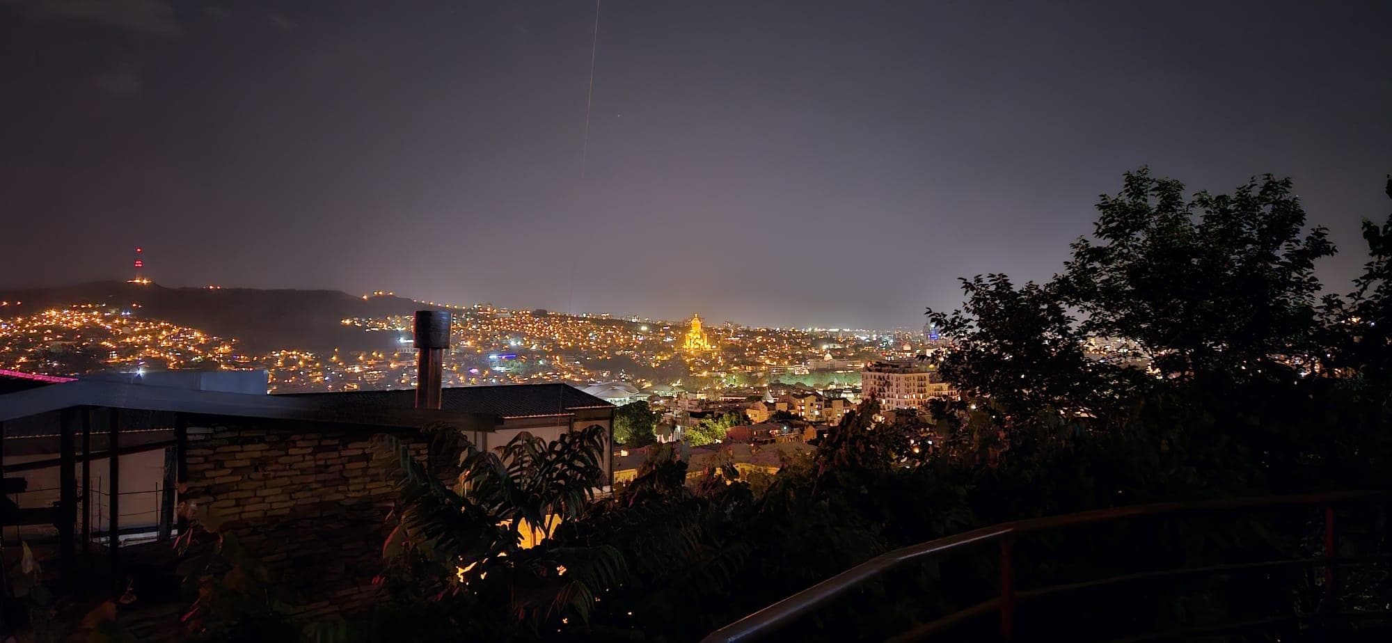 Blick von unserem Balkon bei Nacht.