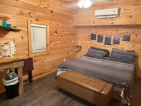 King size bed. Clean and comfortable.