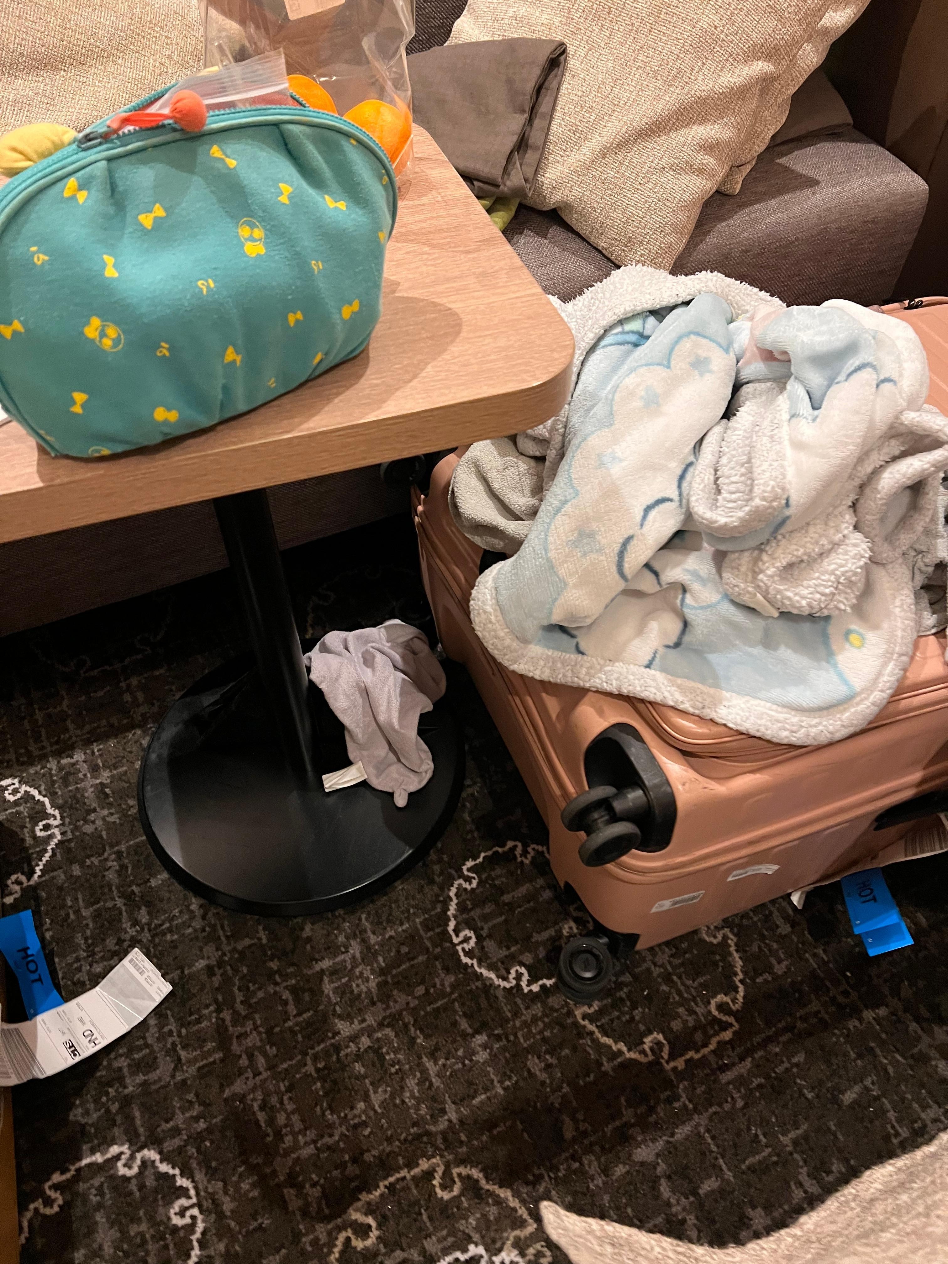 行李箱的被子跟地上上紫色的小毛毯都是床上的東西，每天回去，不是亂丟在沙發上，或是直接在地上。洗手槽的排水孔都黃黃的。枕頭我自備整頭套，人員就兩次把飯店枕頭套塞在被子裡面？不知道什麼操作。每天我都沒用到的浴袍我原封不動的放在沙發上，住了8天，就堆了8套，也不收走.飯店整  體沒問題，但清潔很糟糕