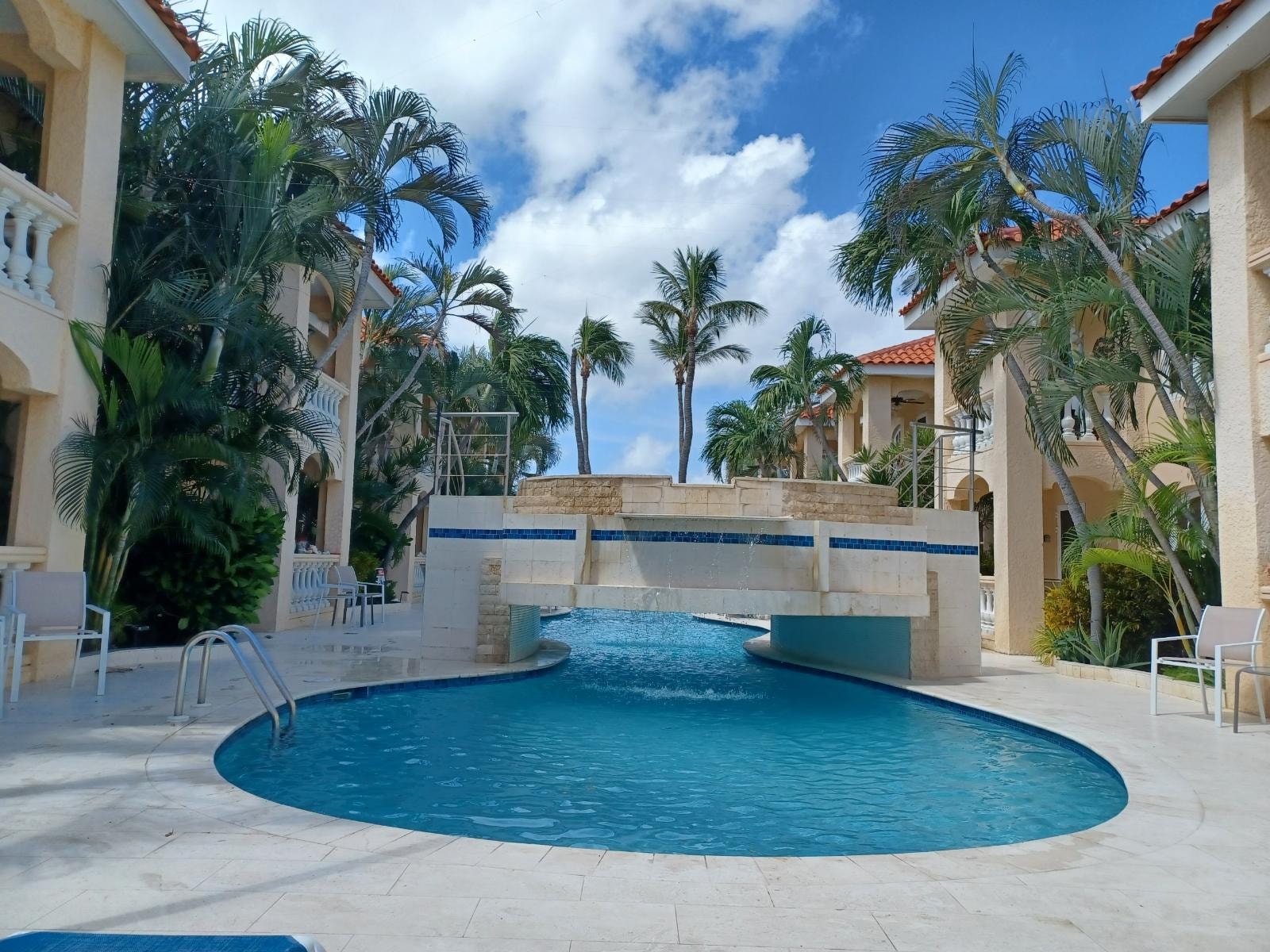 Beautiful pool to swim!