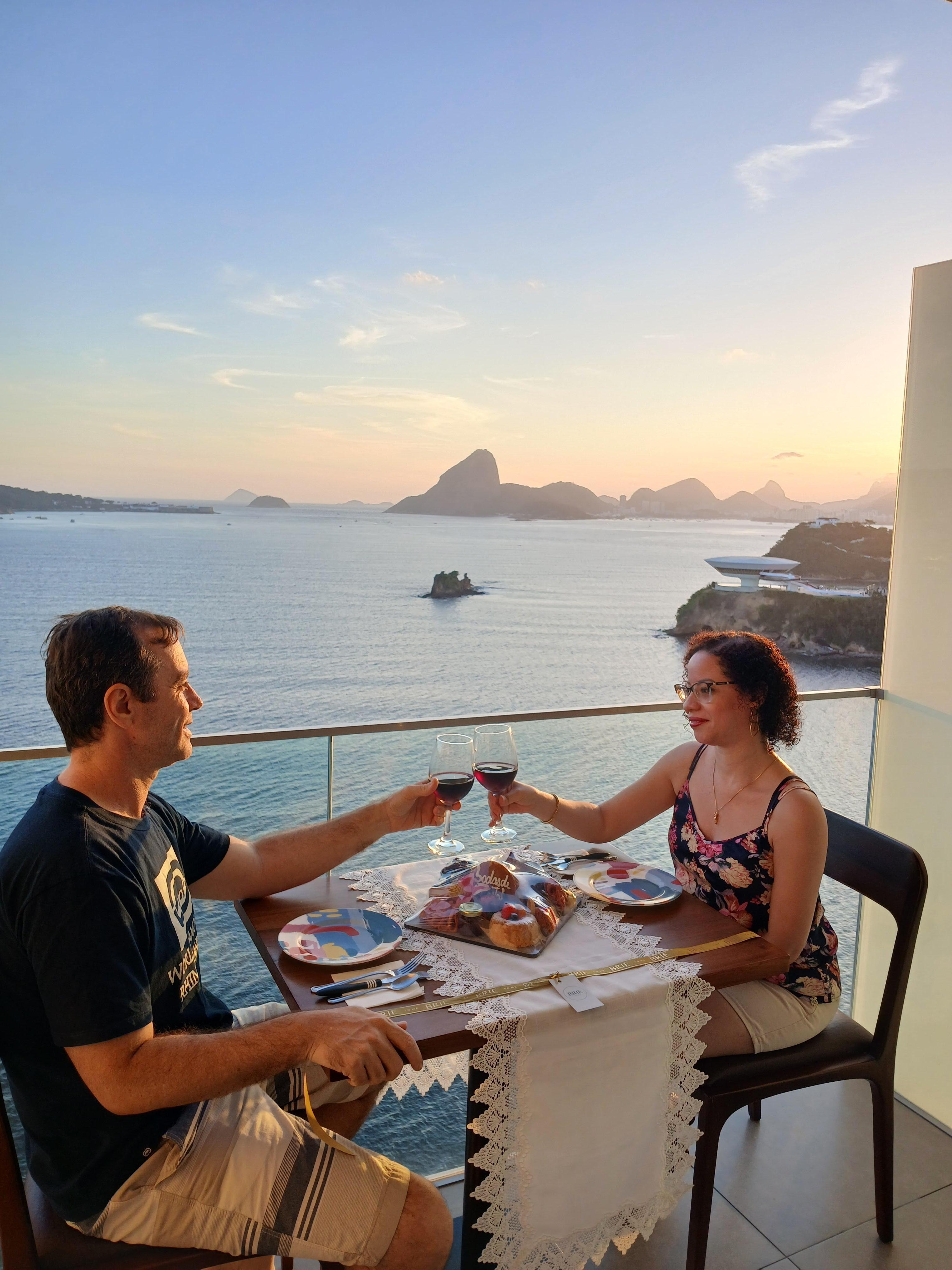 Finalzinho da tarde, degustando uma belíssima tábua de frios e vinho com essa vista linda do oceano. Completamente maravilhoso! ❤️