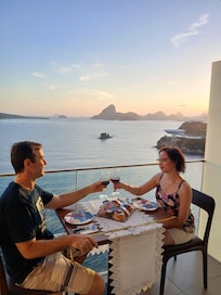 Finalzinho da tarde, degustando uma belíssima tábua de frios e vinho com essa vista linda do oceano. Completamente maravilhoso! ❤️