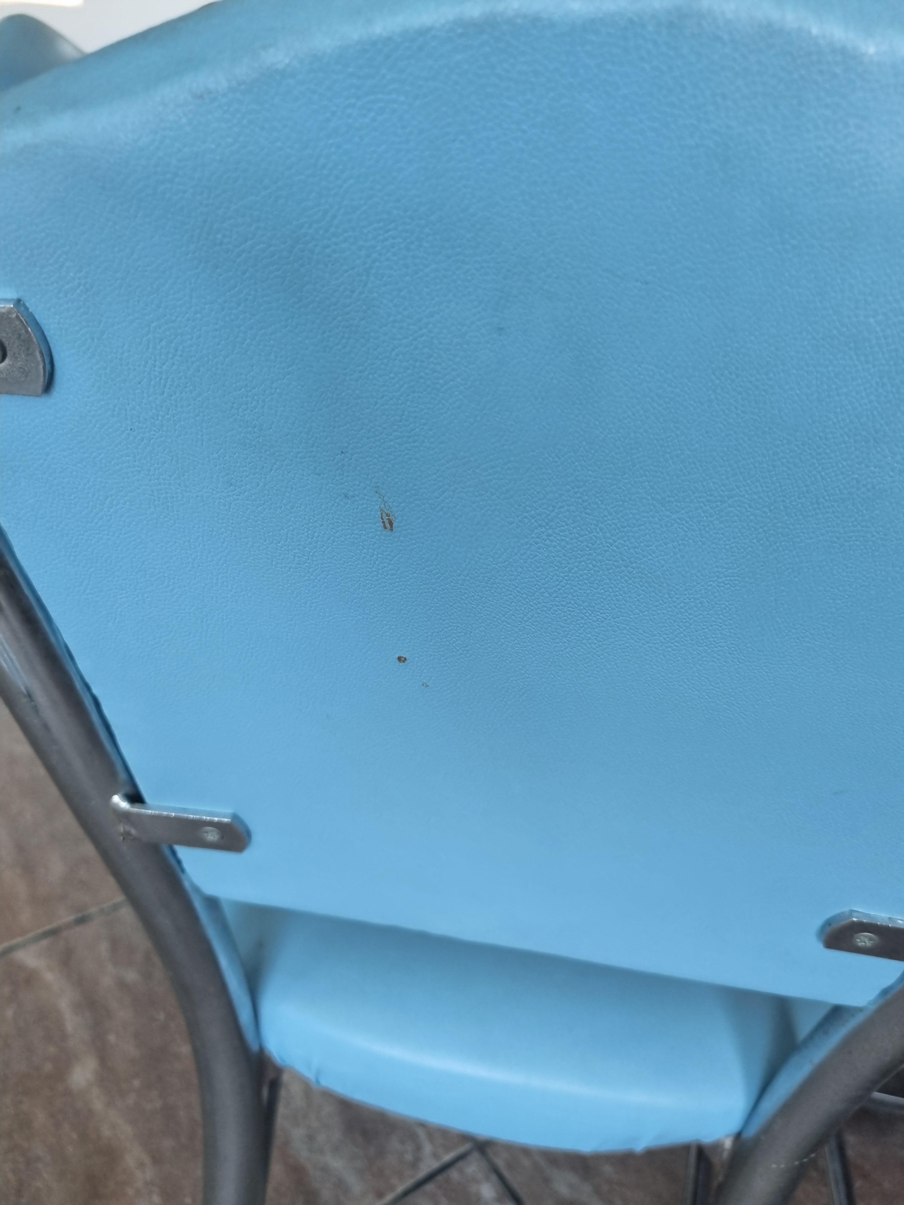 Dos de chaise sale à notre arrivee