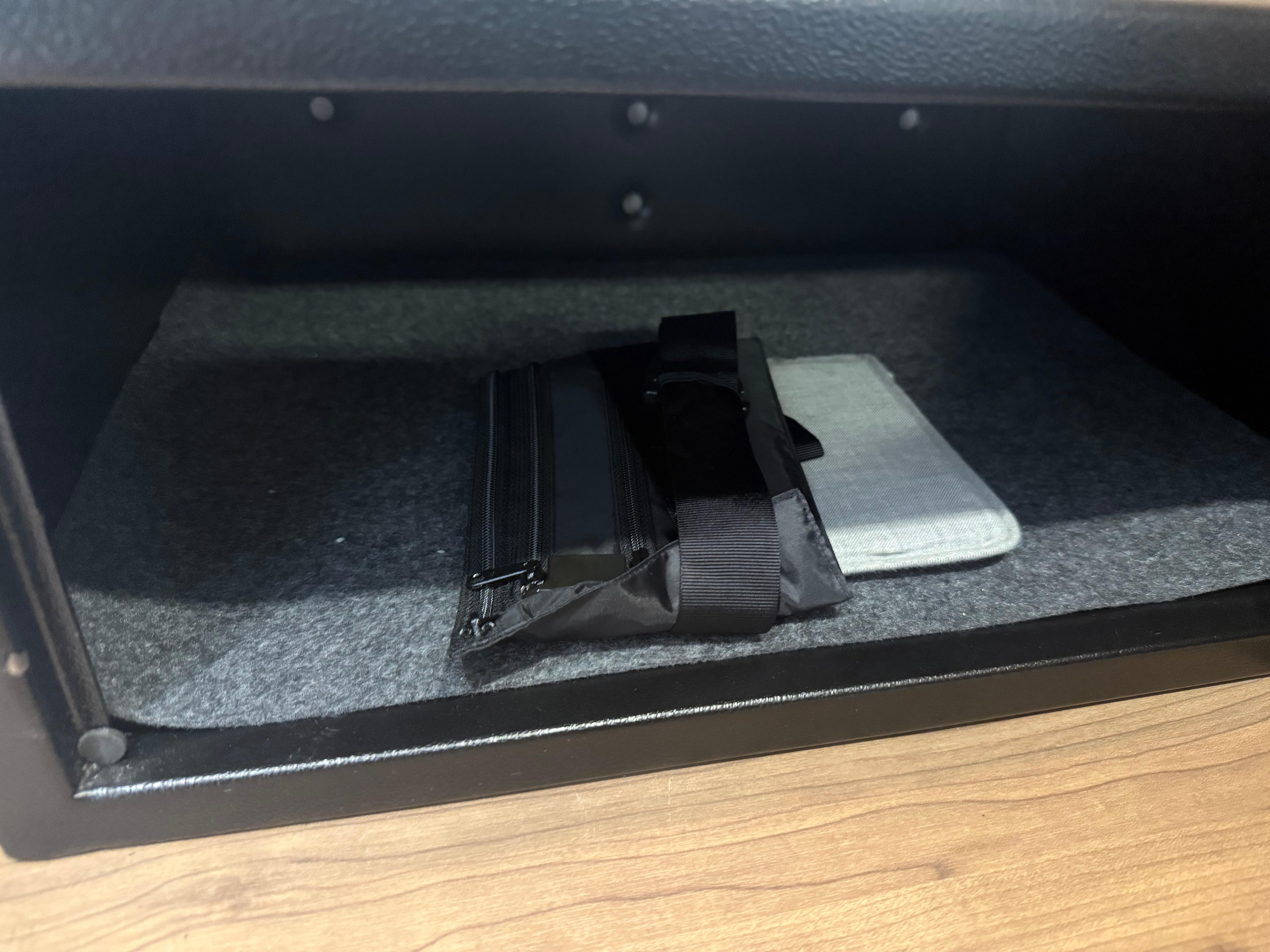 部屋の金庫は電池ボックスが開いていて電池2本不足でした。すぐ交換してくれました。