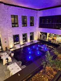 Vista del planta baja, tomada de primer piso, parte del restaurante del hotel.
