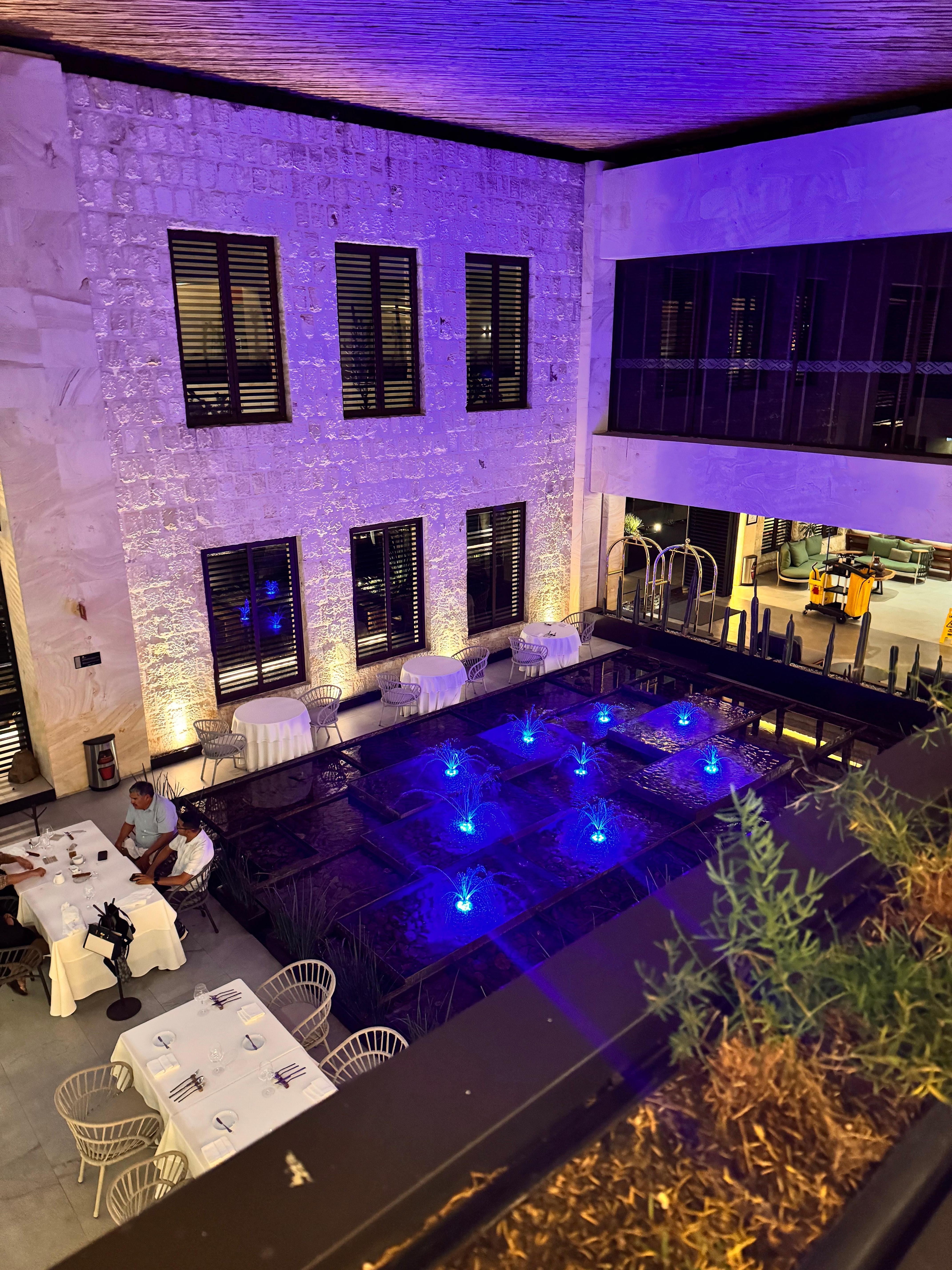 Vista del planta baja, tomada de primer piso, parte del restaurante del hotel.