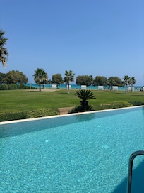 Doppelzimmer mit seitlichem Meerblick und Pool. Entspannung pur.