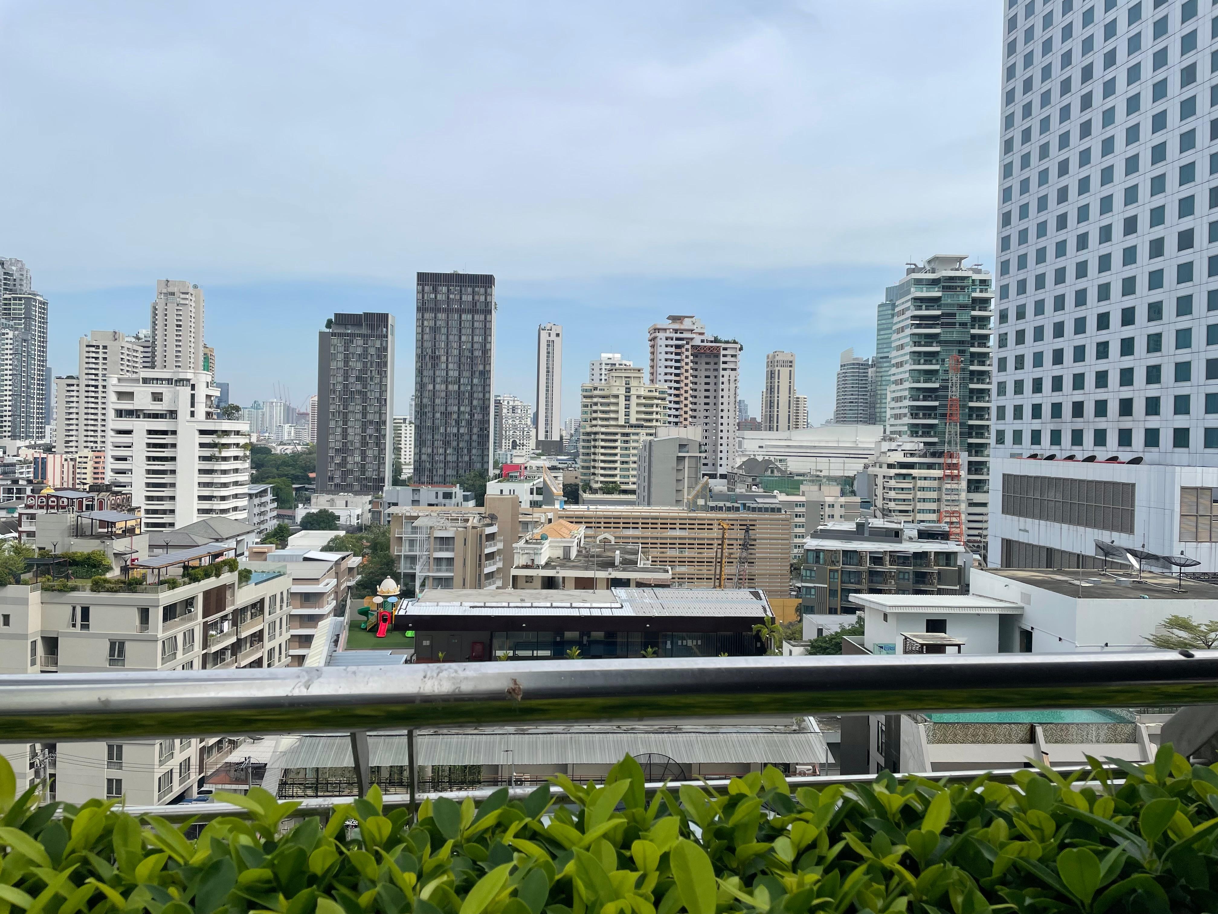 喫煙スペースからの写真です。風通しが良い日陰にもなる快適な喫煙スペースです。