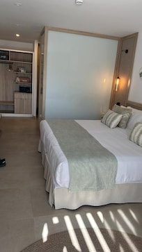 Chambre décoration basique, pas de machine à café, fauteuil de taille inadapté pour utiliser un ordinateur,...