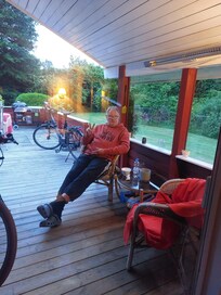 Auch im Regen drauĂen sein- teilĂŒberdachte Terrasse