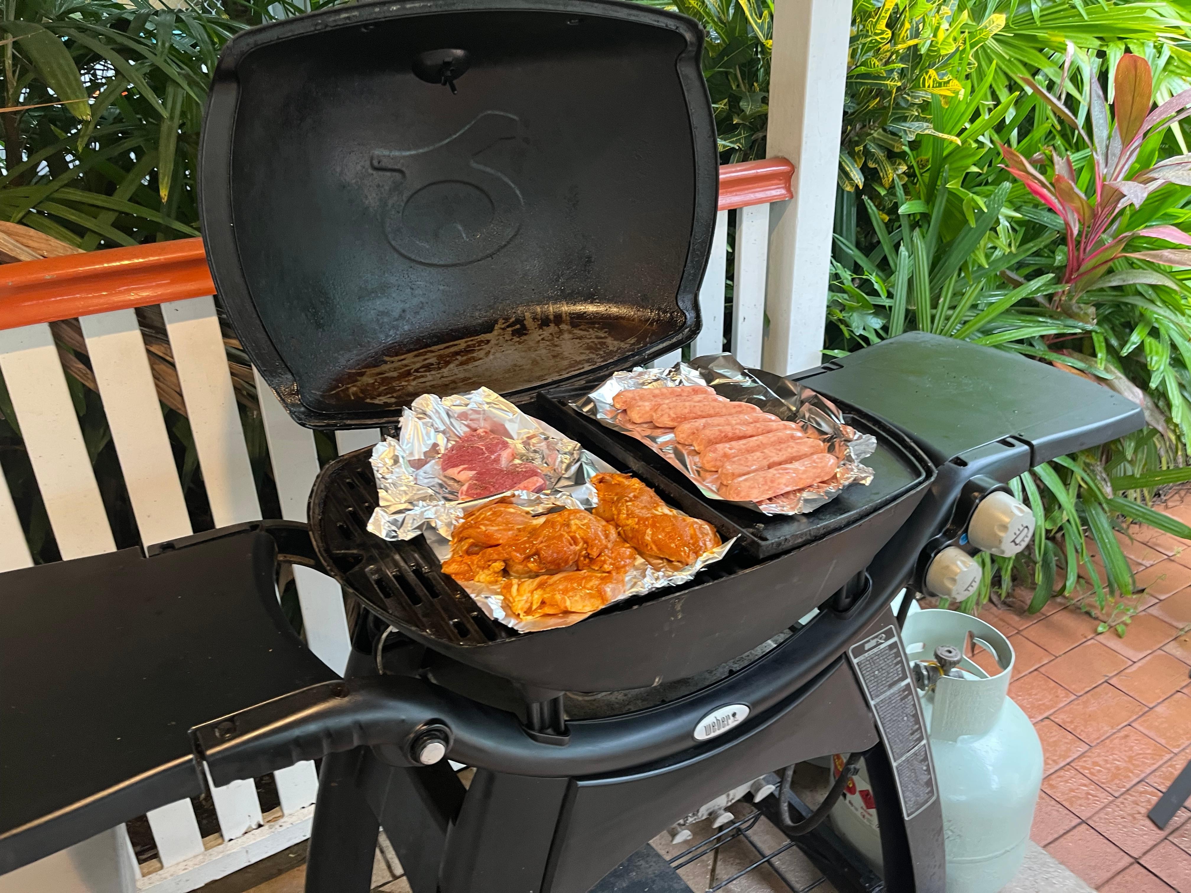 滞在中には二度もバーベキューをしました。蓋付きのため、高温で短時間で焼くことができます。