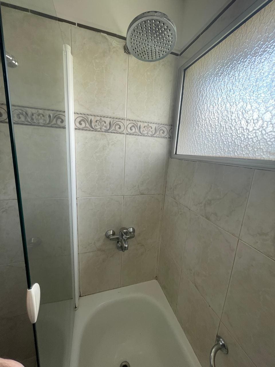 Ducha antiga em banheira estreita e escorregadia, sem apoio para entrar e sair