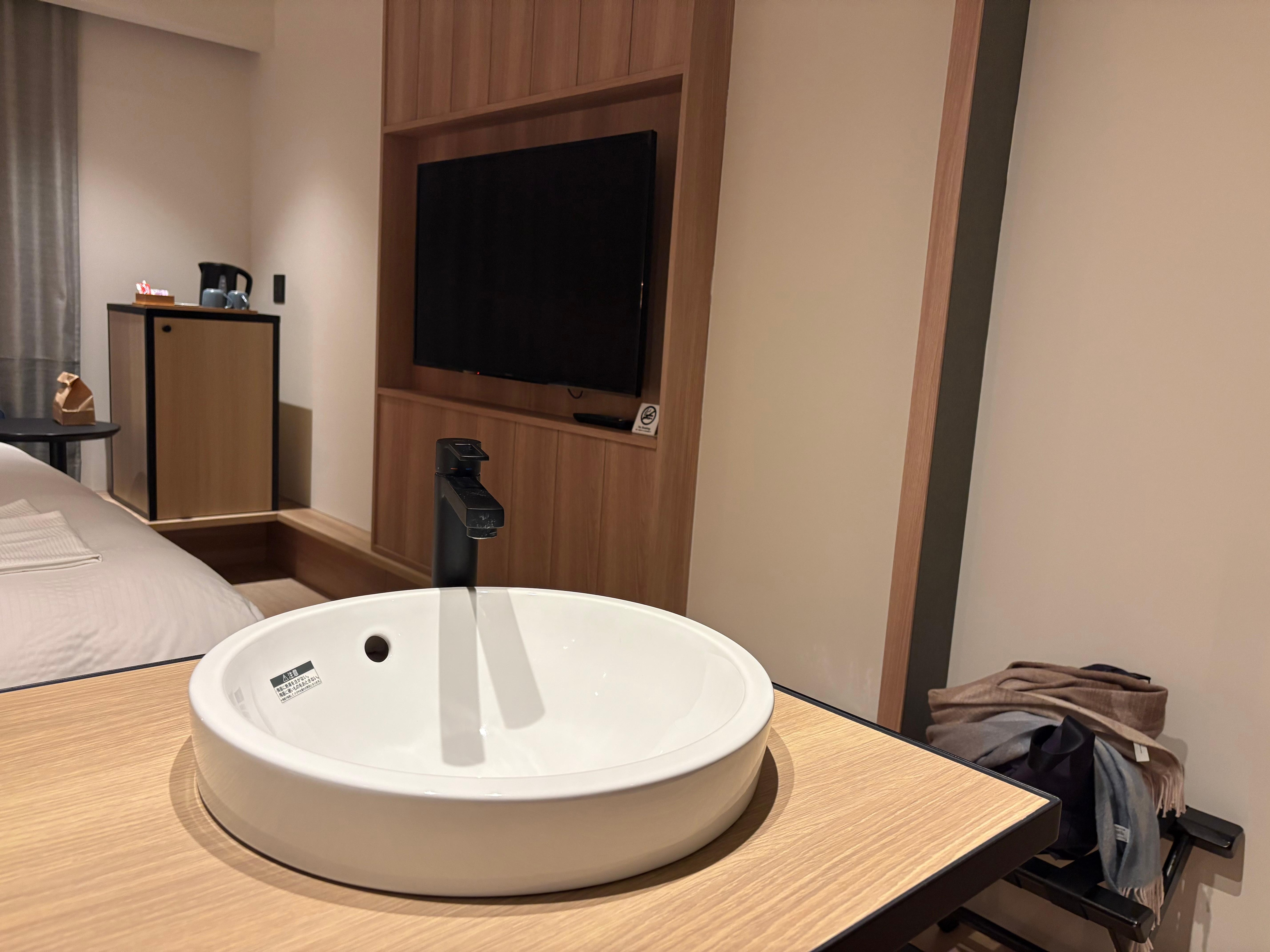 洗面所とベッドを分けられる扉もついてました。