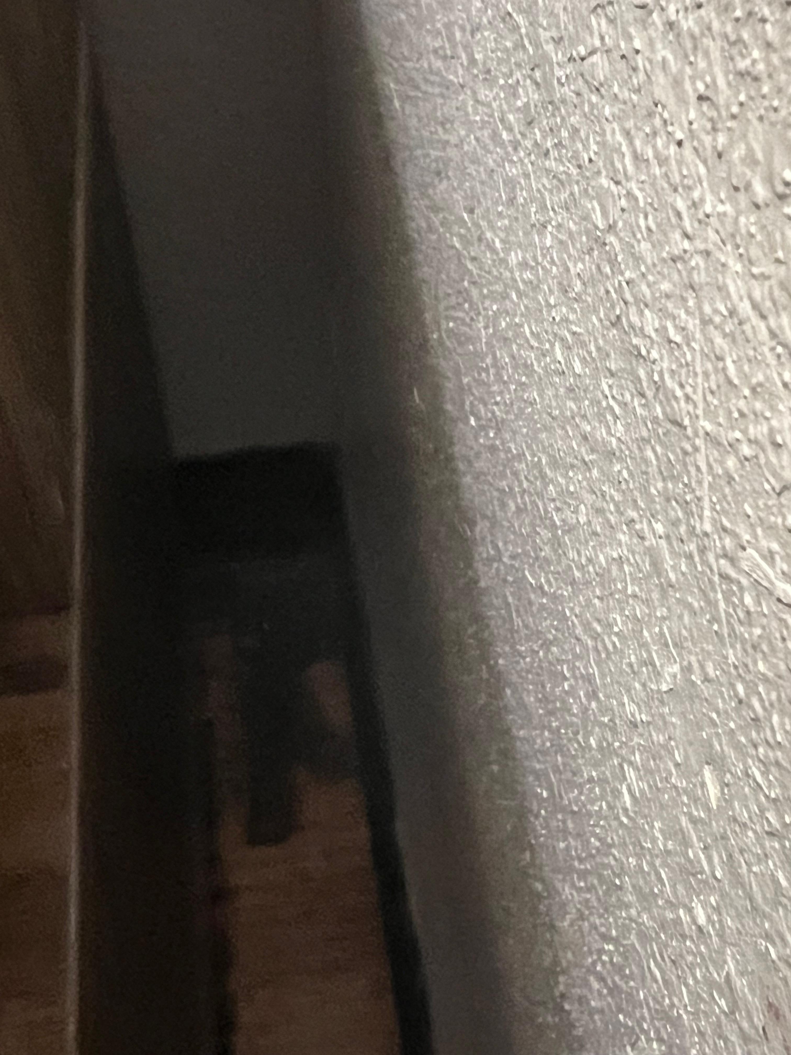 El piso muy sucio y manchado. Una mancha vieja de mucho tiempo 