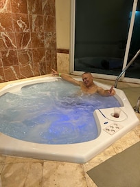 There is only one jacuzzi, and surprisingly, we were not allowed to use it together as a couple, so we had to leave. That situation felt strange and uncomfortable.