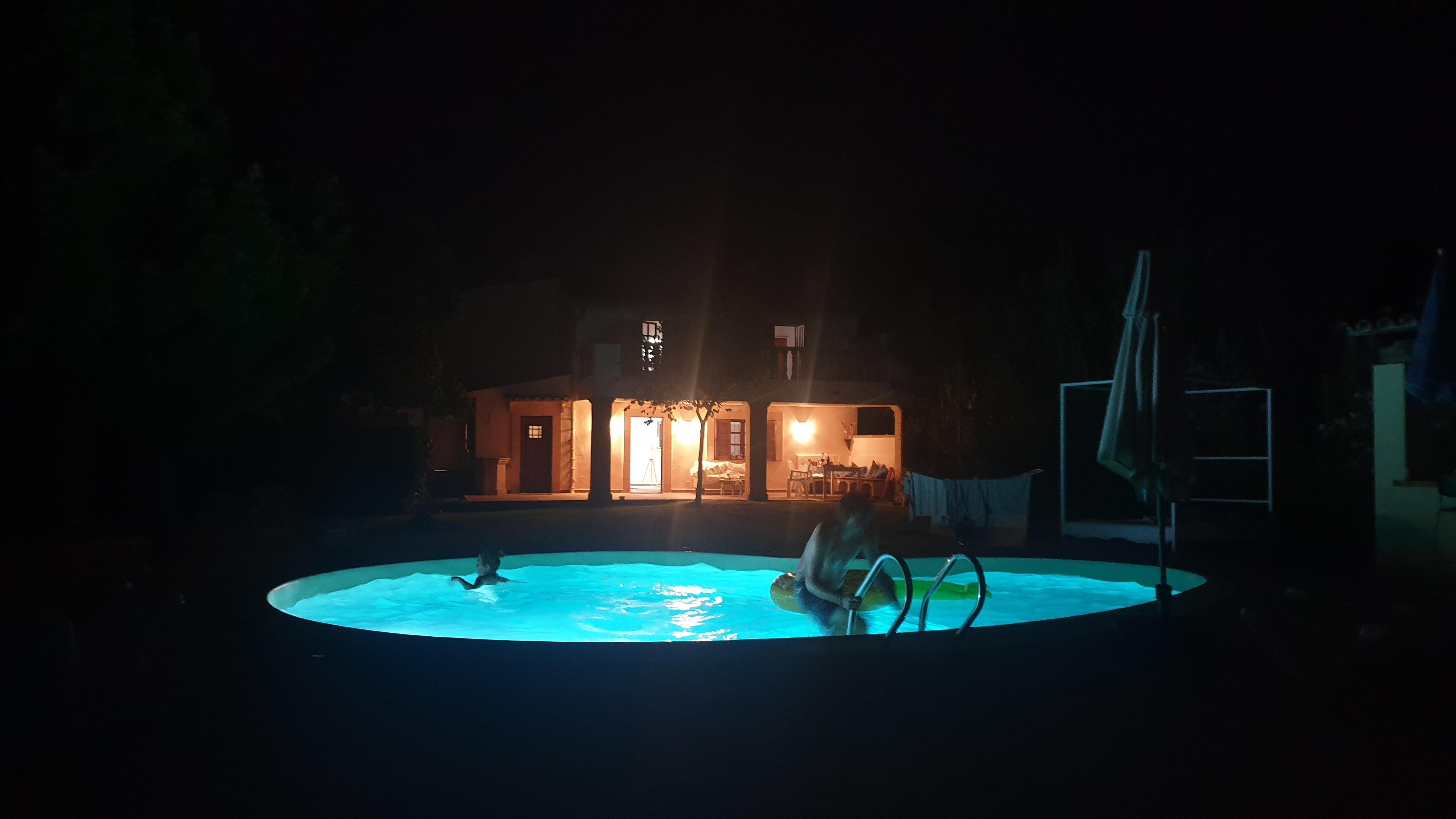 Nachts ist der Pool beleuchtet.