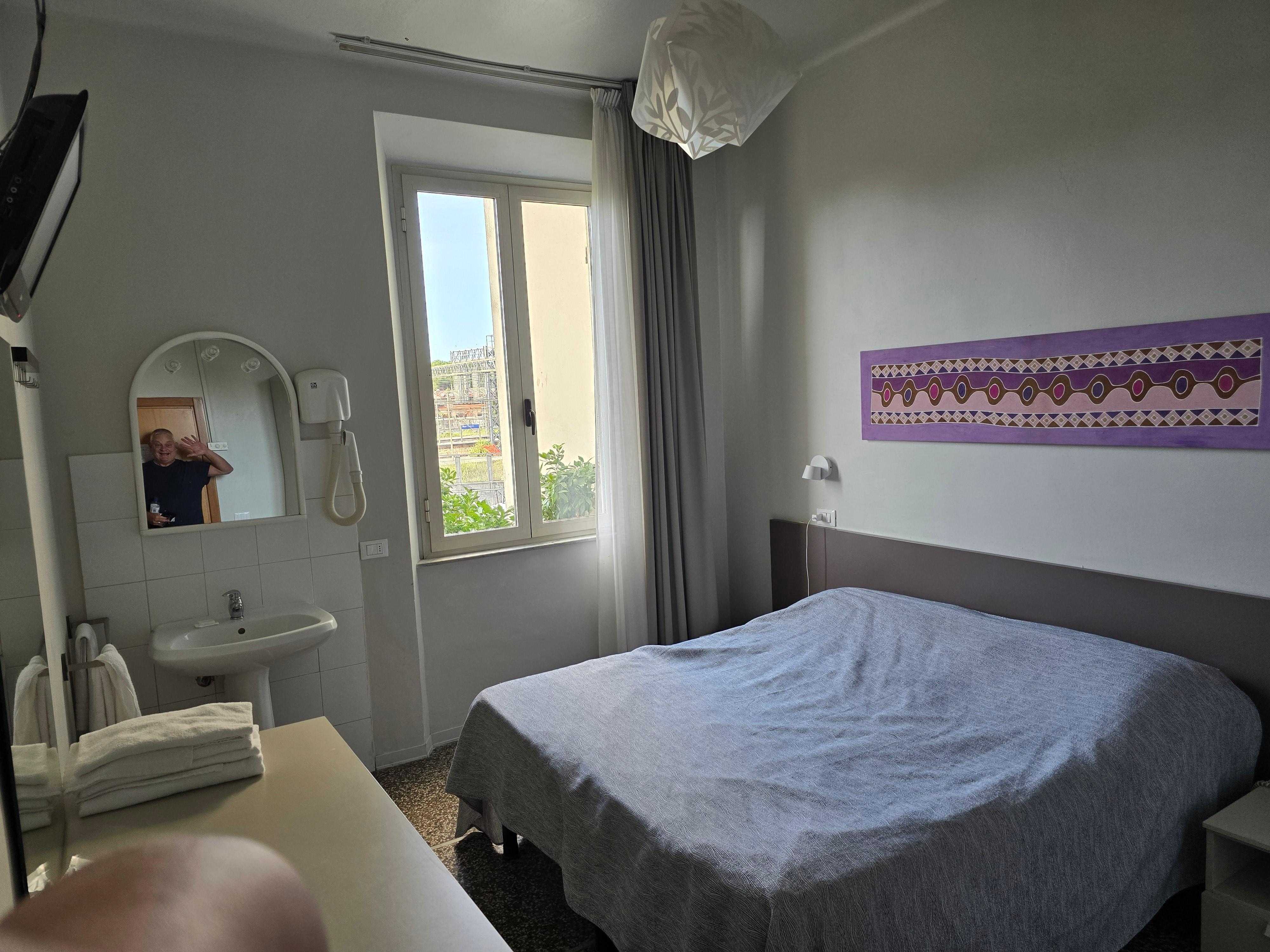 Romslig, med god seng.