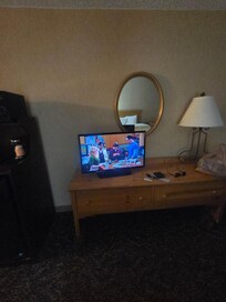 Look at the mirror of the bed, they are at the same level and you can not sit up and watch tv