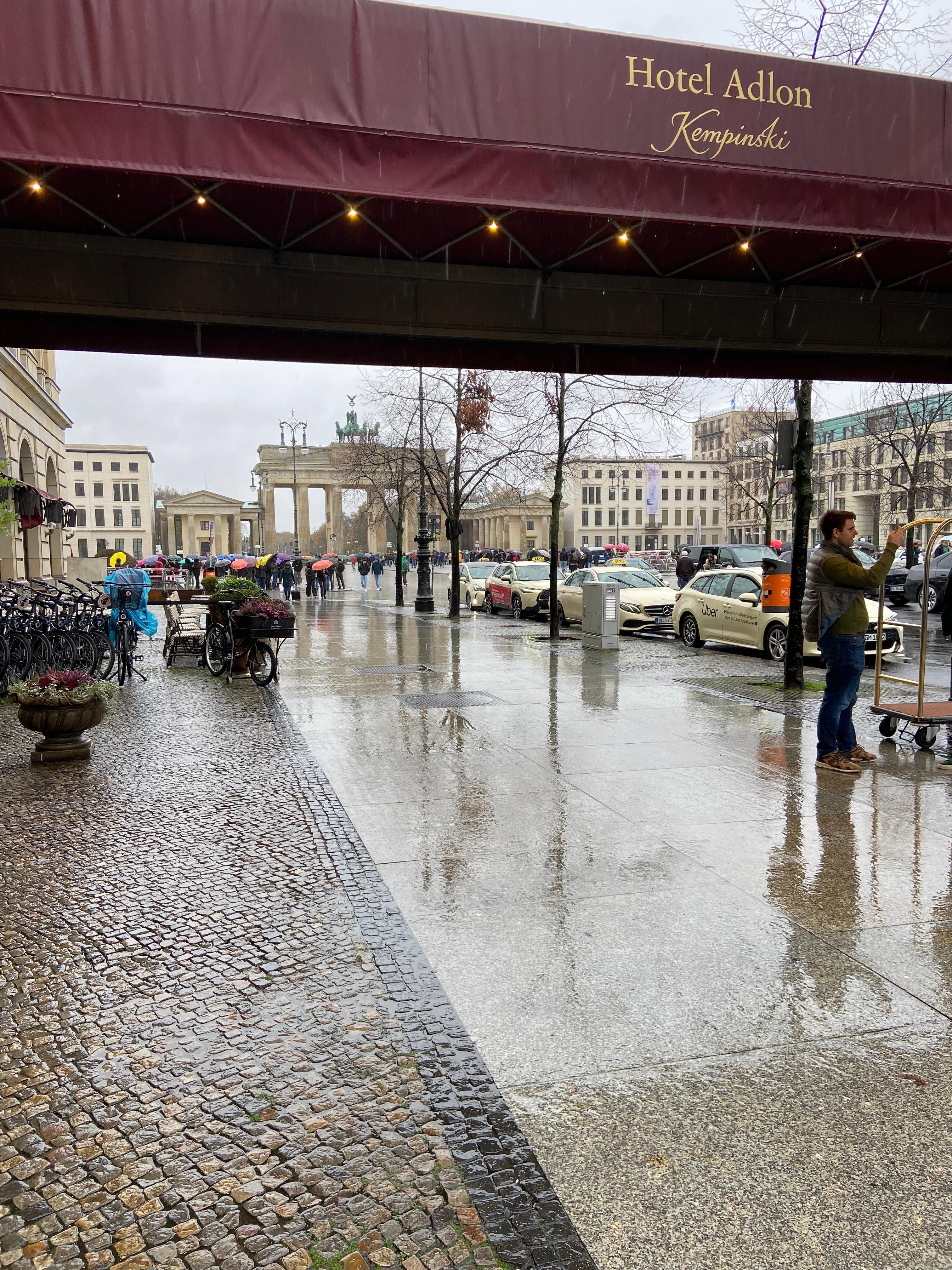 飯店門口距離布萊登堡門有100公尺