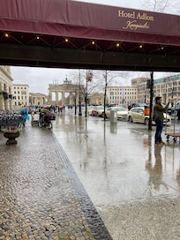 飯店門口距離布萊登堡門有100公尺