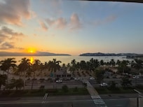 Amanecer en Acapulco, desde el hotel Ramada.