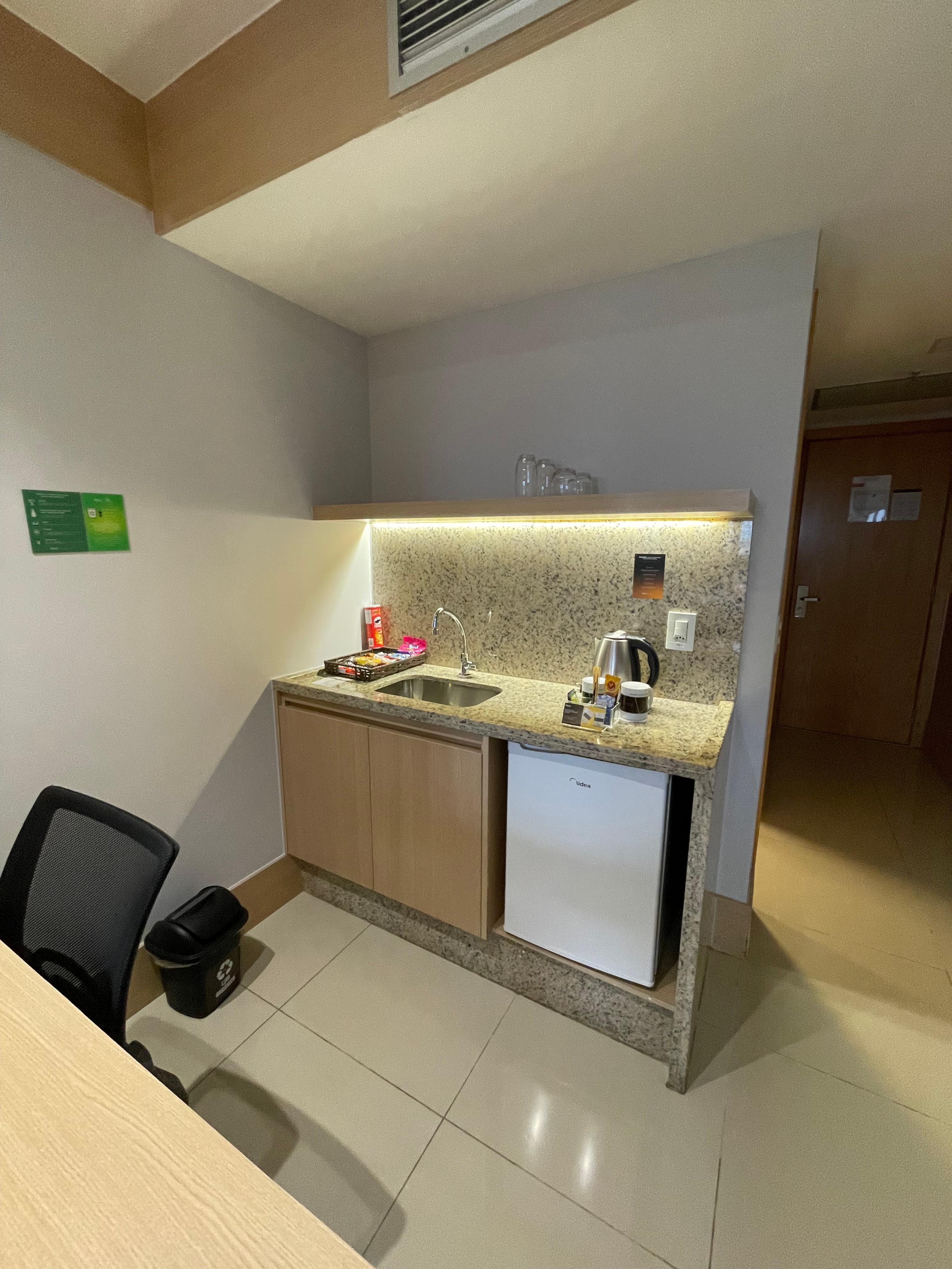 Pia e mesa de trabalho 