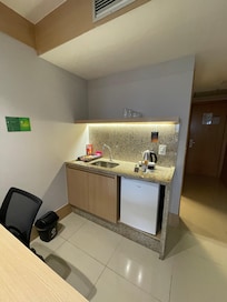 Pia e mesa de trabalho