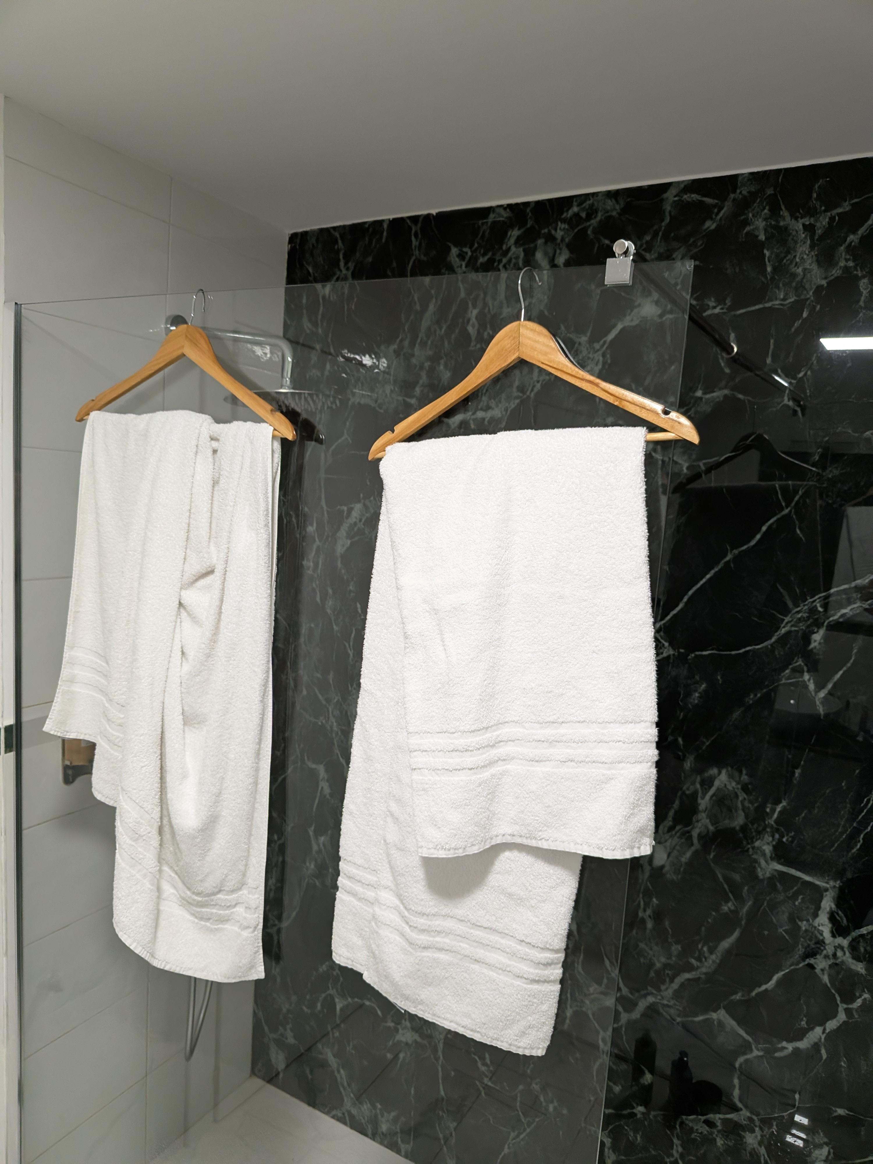 Anstelle Haken mussten wir mit Kleiderbügel unsere Tücher aufhängen