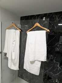 Anstelle Haken mussten wir mit KleiderbĂŒgel unsere TĂŒcher aufhĂ€ngen