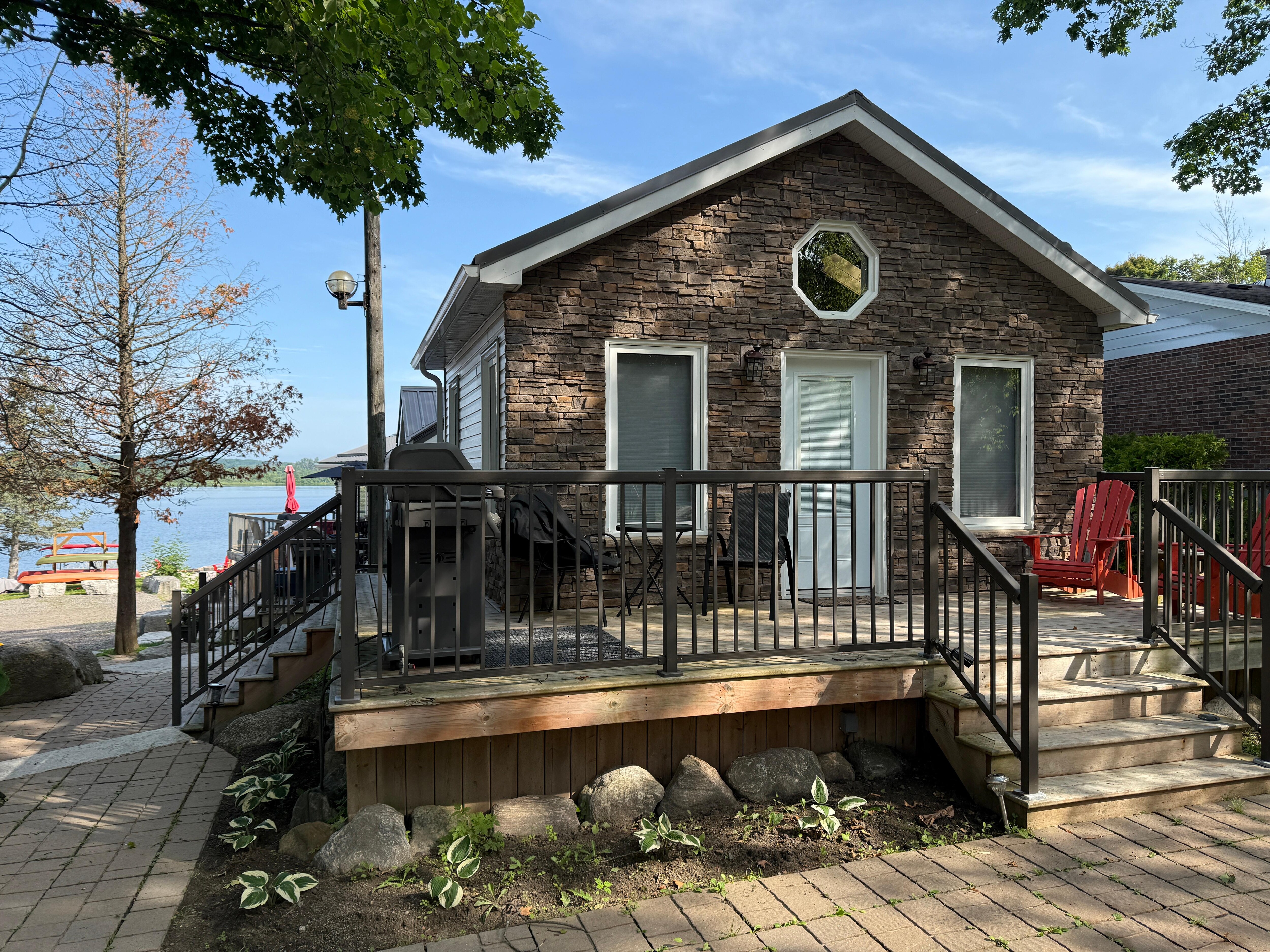 A view of the front of the cottage.