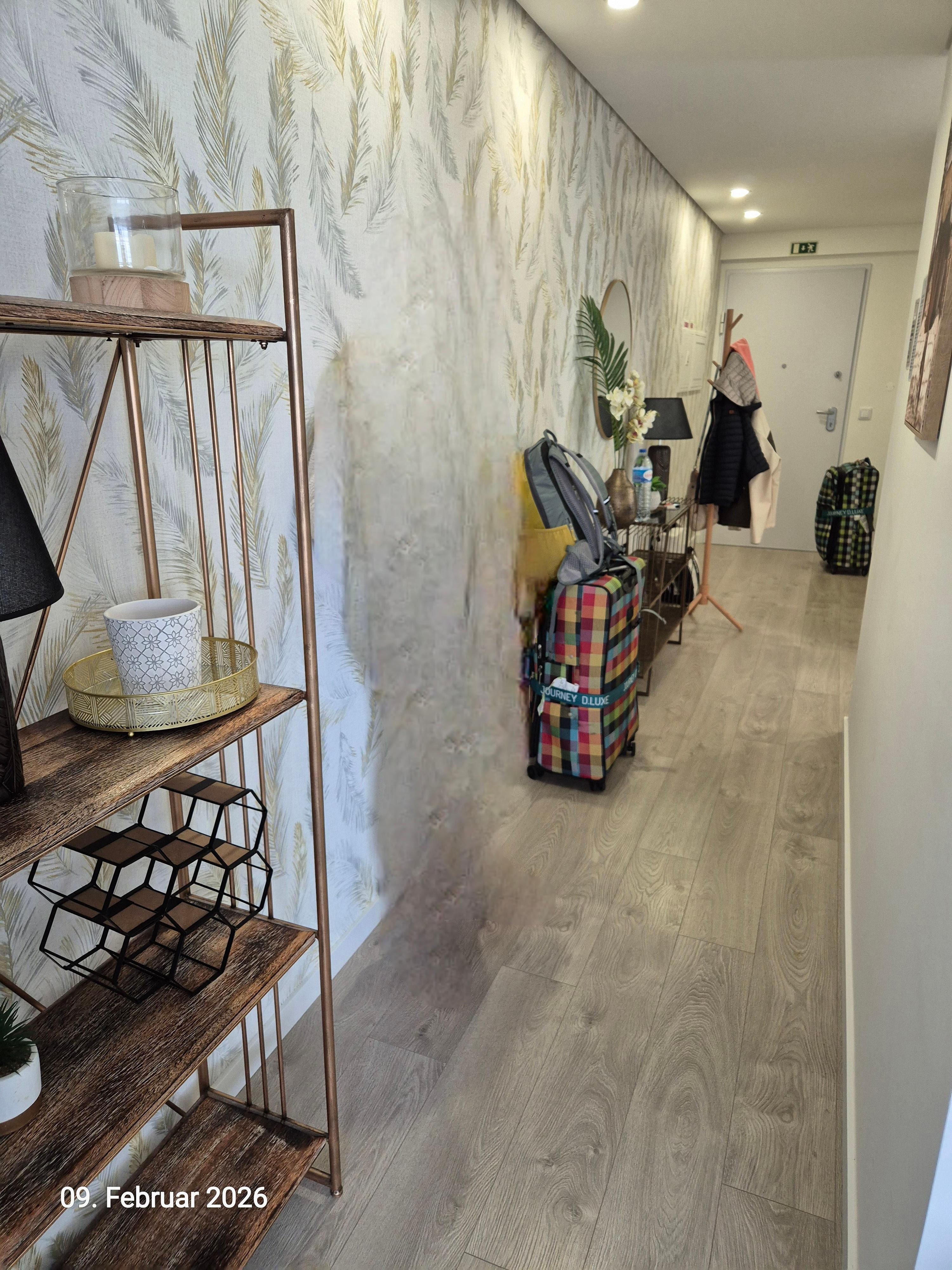 Langer Flur von dem es zu den beiden Schlafzimmern und dem Hauptbad geht.