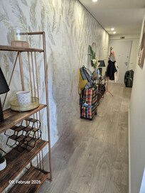 Langer Flur von dem es zu den beiden Schlafzimmern und dem Hauptbad geht.