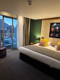 Great sized room and large comfy bed