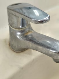 Wasserhahn vom Waschbecken