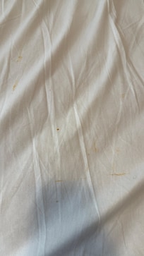 Lençol sujo com manchas