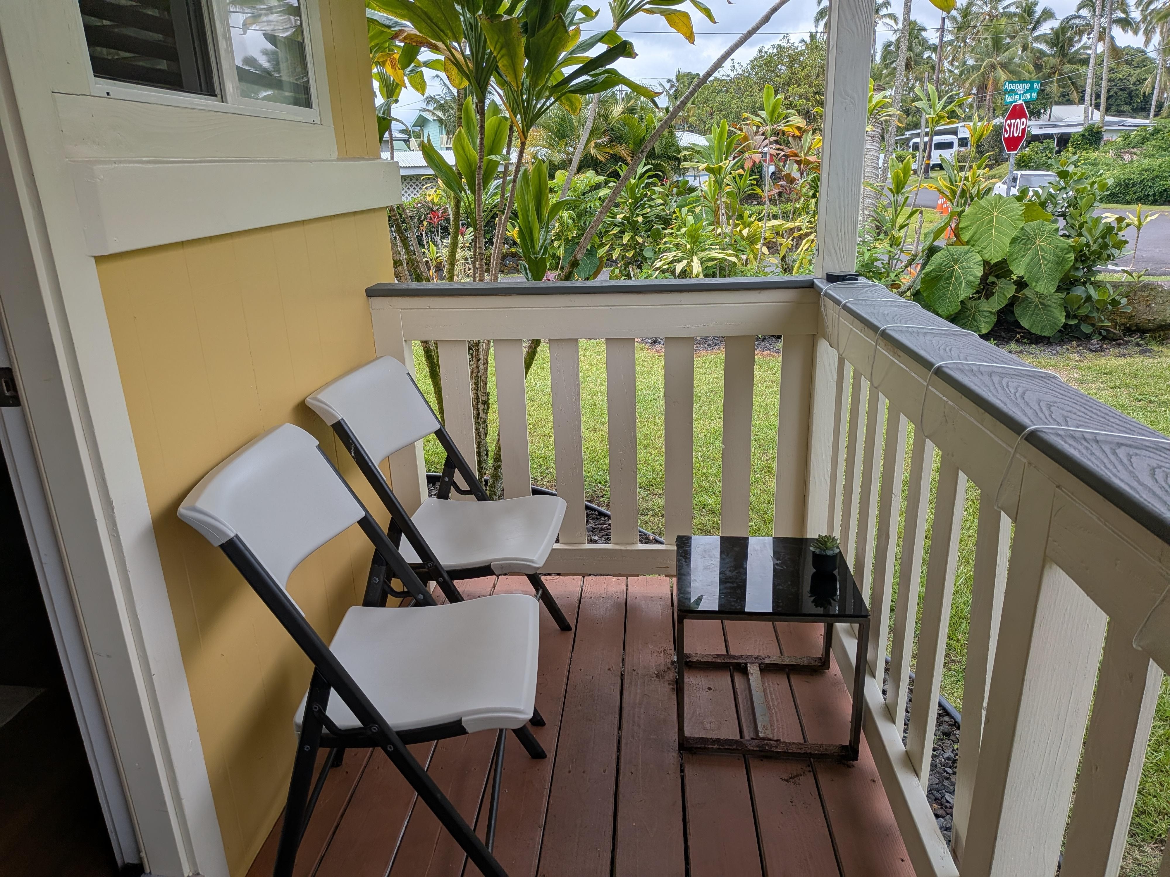 部屋の外。ここに座って食事