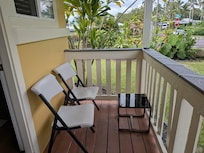 部屋の外。ここに座って食事