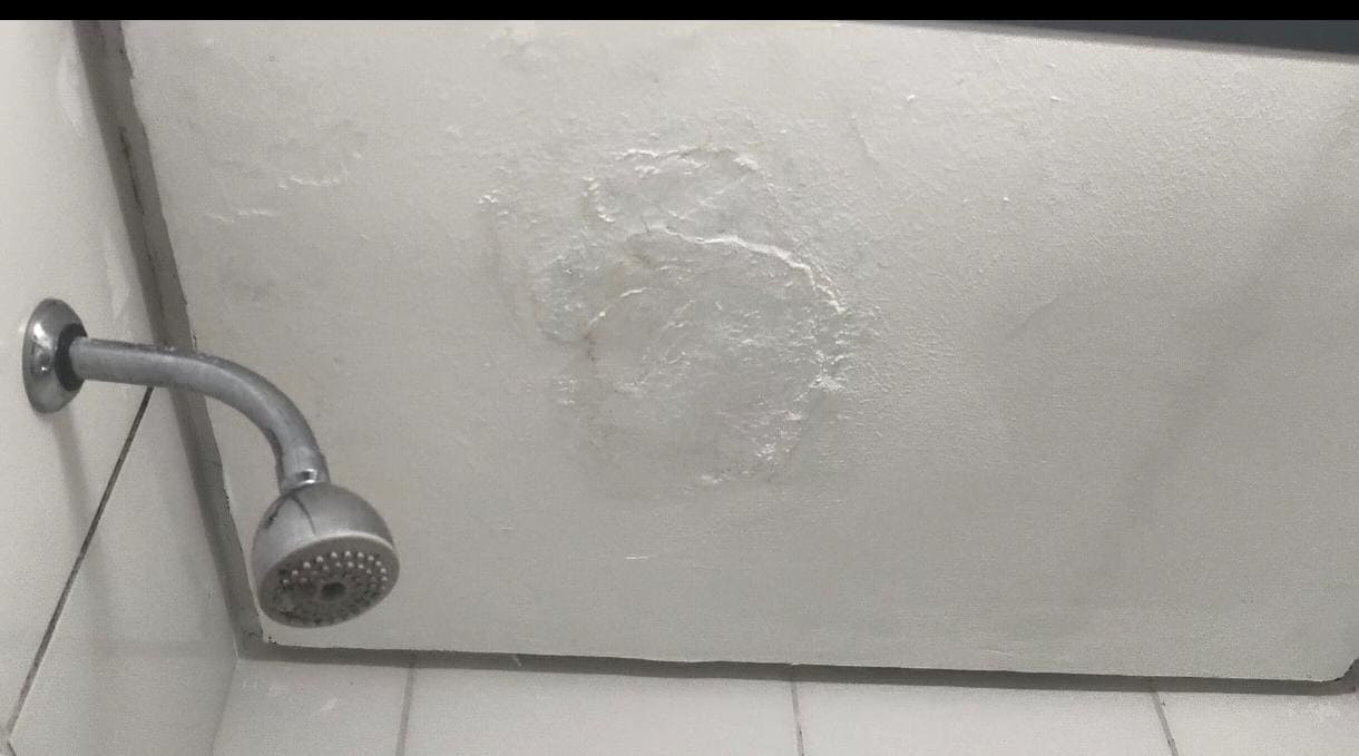 Teto banheiro  sem cuidado
