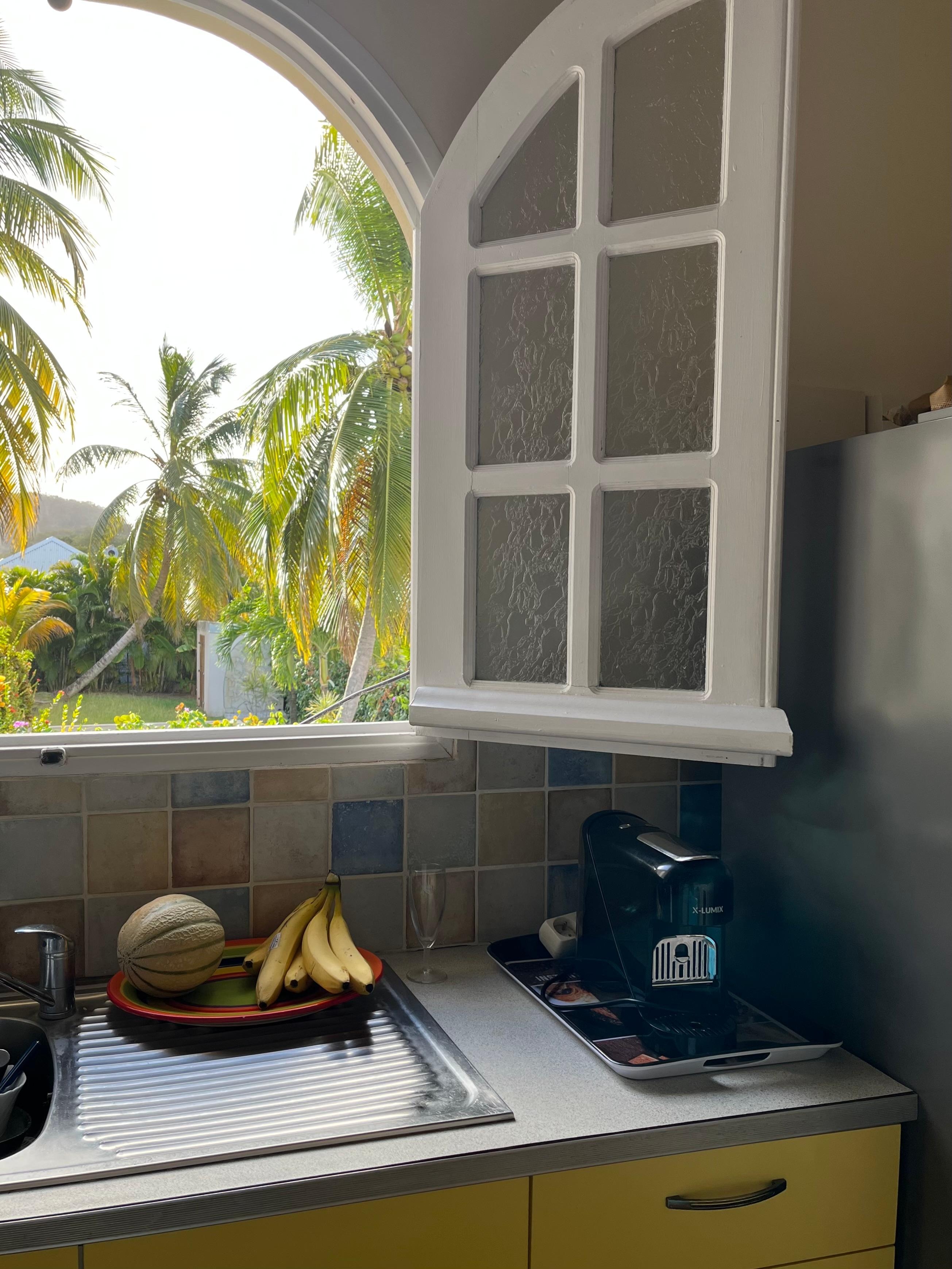 Tellement agréable les volets ouverts le jour. Le soir on ferme le tout et on utilise l’air climatisé.