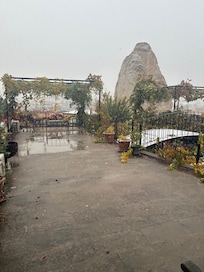 部屋から見たテラス右の橋は雪が積もってます。装飾も素敵でした。