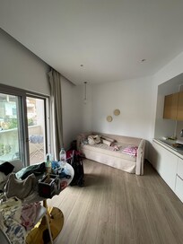 die angeblichen 70 mÂČ ((selbst mit Balkon zur StraĂe max 30-35..)