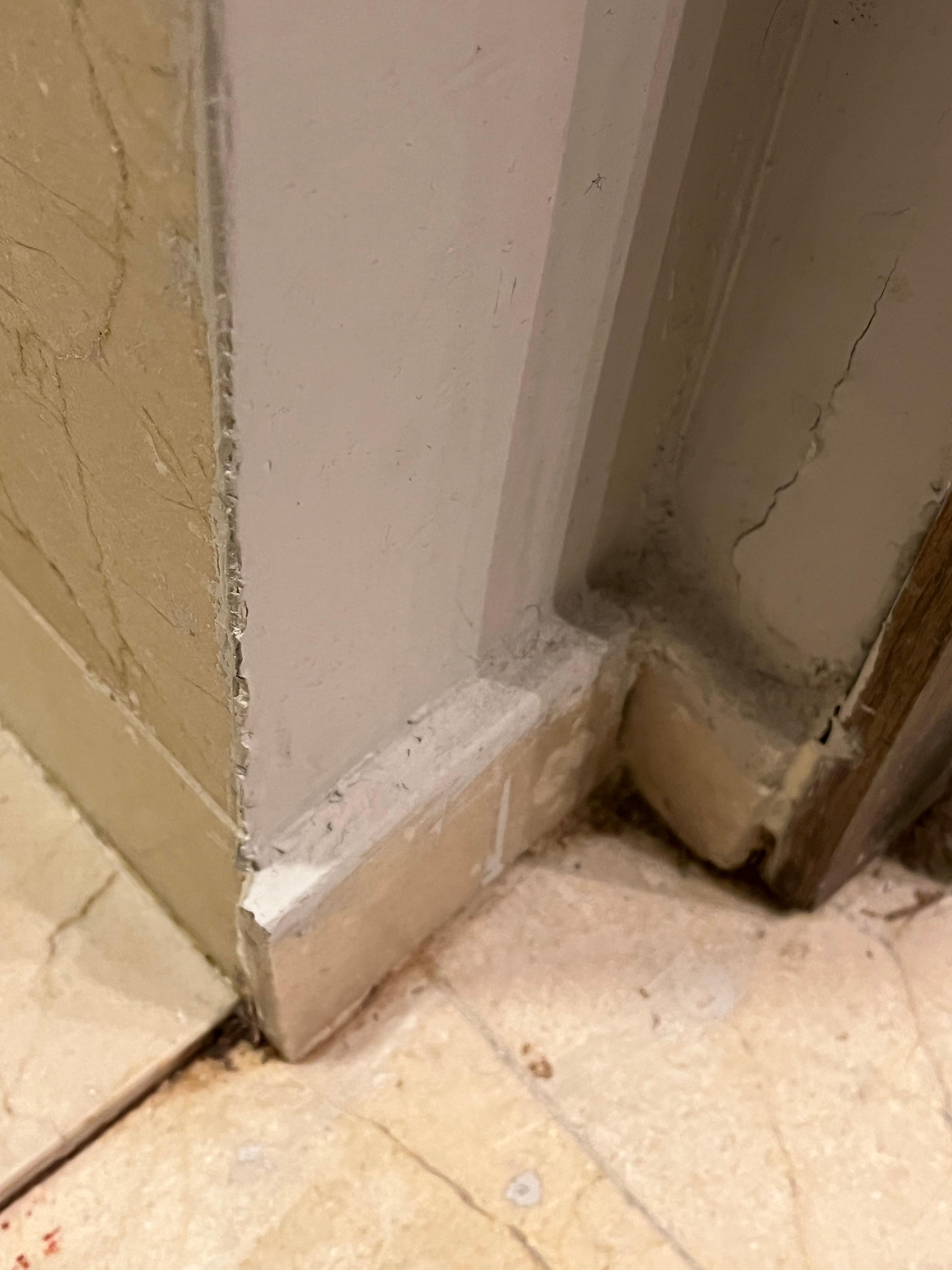 Moississure et saleté bas de mur