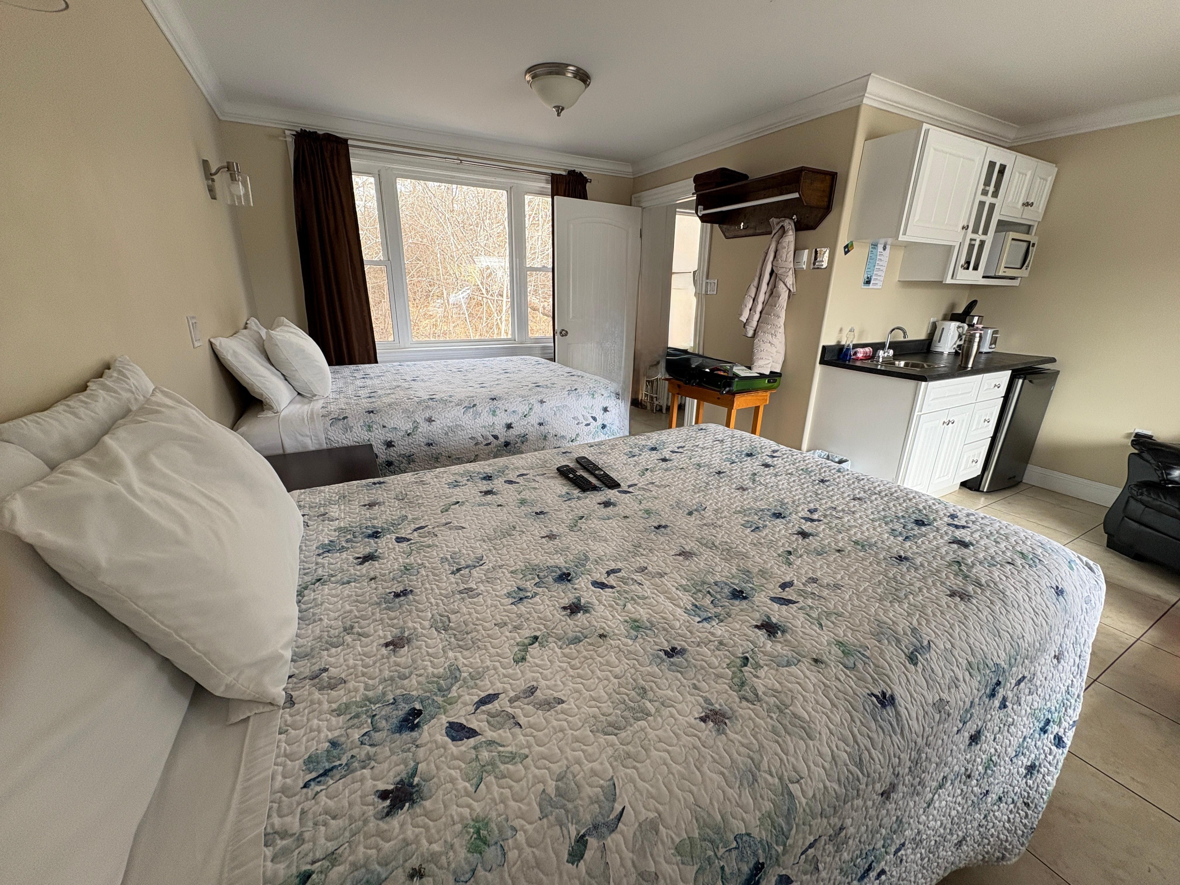 Sweet room with a small kitchenette.