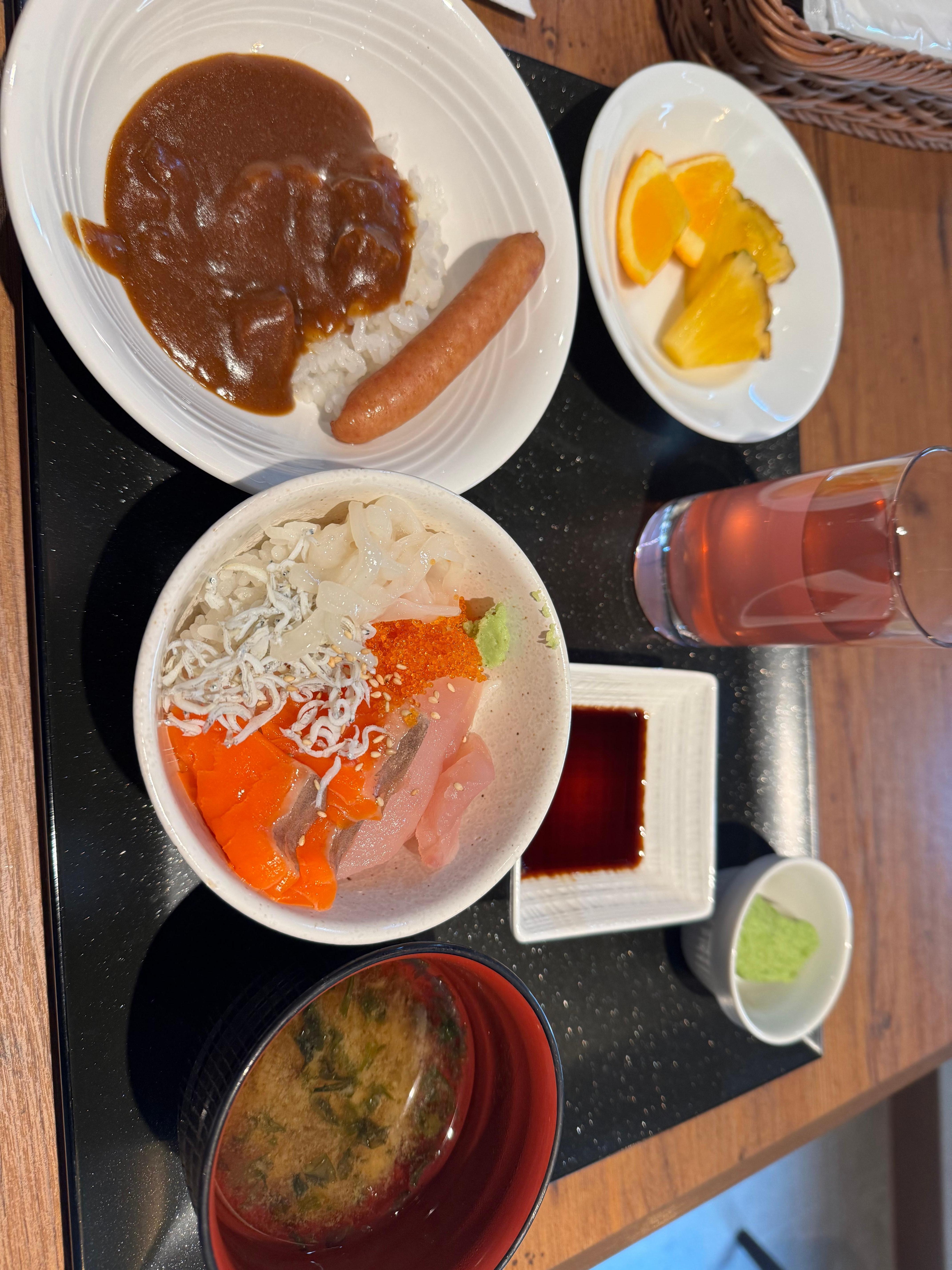 朝食ビュッフェの海鮮丼は、自分の好みのネタをチョイスできて大満足でした。牛タンカレーも美味しい。